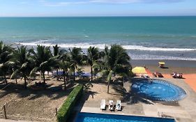 Departamentos frente al mar en Resort Playa Azul-Tonsupa